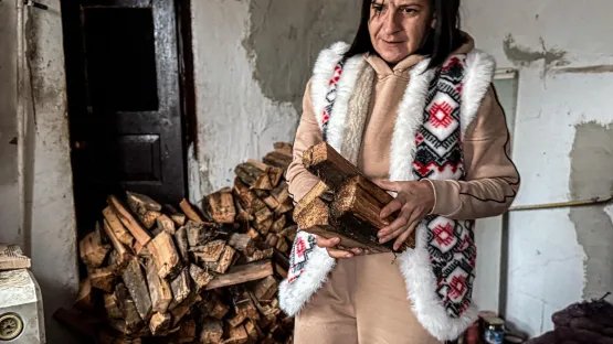 Wegen Stromausfällen sind Mütter in der Ukraine auf Feuerholz angewiesen.