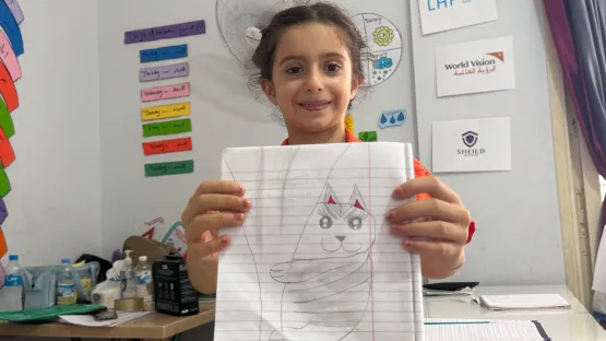 Kind mit Zeichnungen