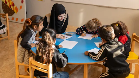 Schulkinder mit Lehrerin