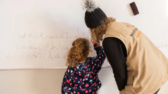 Schulkind und Lehrerin