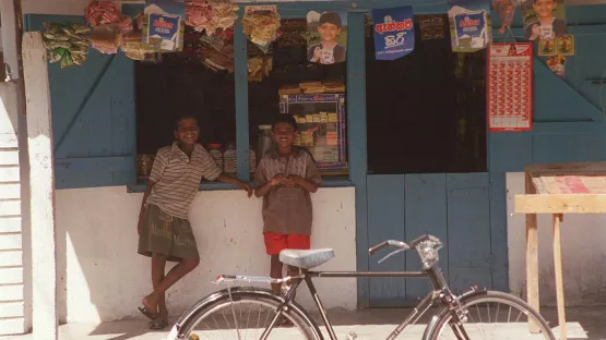 Brüder vor dem Lebensmittelladen ihres Vaters