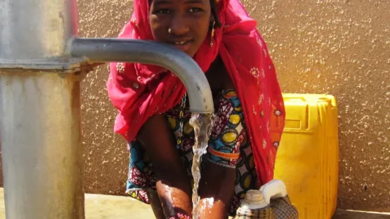 Kind am Händewaschen