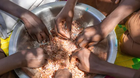 In Darfur / Sudan essen die Menschen meist gemeinsam mit Händen aus einem Topf oder einer Schüssel