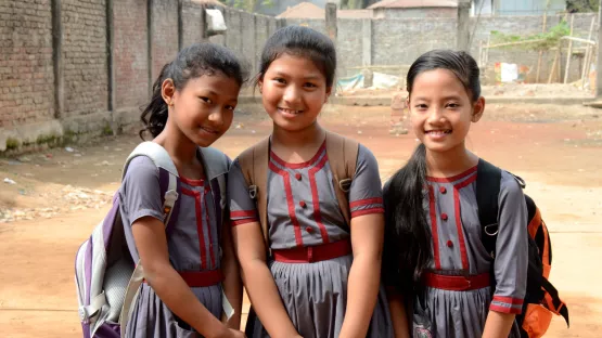 3 Mädchen in Faridpur posieren für Foto