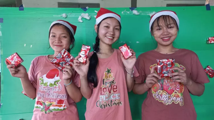 Die Mädchen freuen sich über ihre Weihnachtsgeschenke