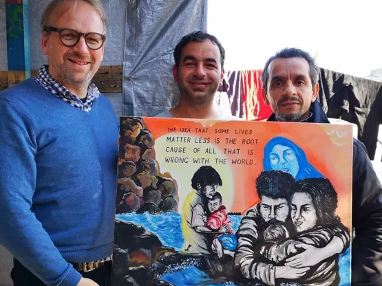 World Vision-Vorstandsvorsitzender mit geflüchteten Künstlern auf Lesbos